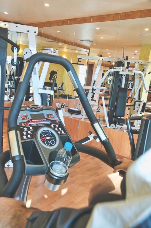 Wiseman Grand Hotel Doha Exterior foto A modern gym